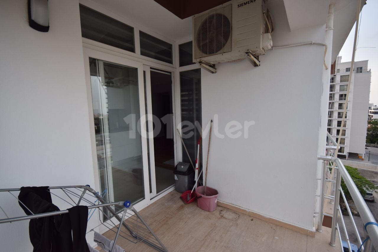 Girne Merkez'de Belediyeye, Okullara ve Otellere Yakın Konumda Kiralık 3+1