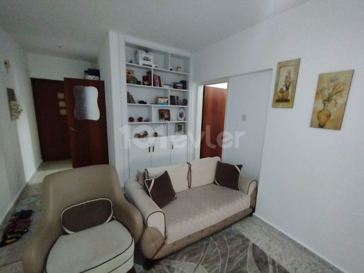  2+1 BARGAIN FLAT FOR SALE IN KYRENIA/ CENTER (URGENT)