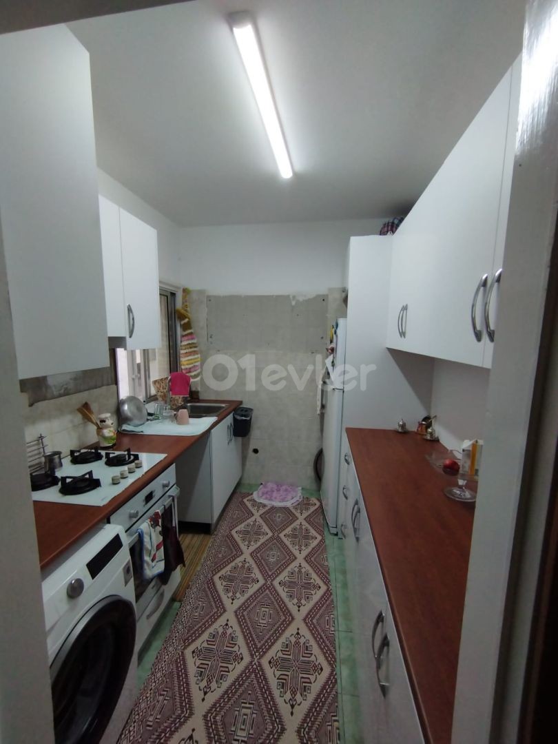 GİRNE/ MERKEZ DE SATILIK 2+1 KELEPİR DAİRE (ACİLL)/ 2+1 BARGAIN FLAT FOR SALE IN KYRENIA/ CENTER (URGENT)