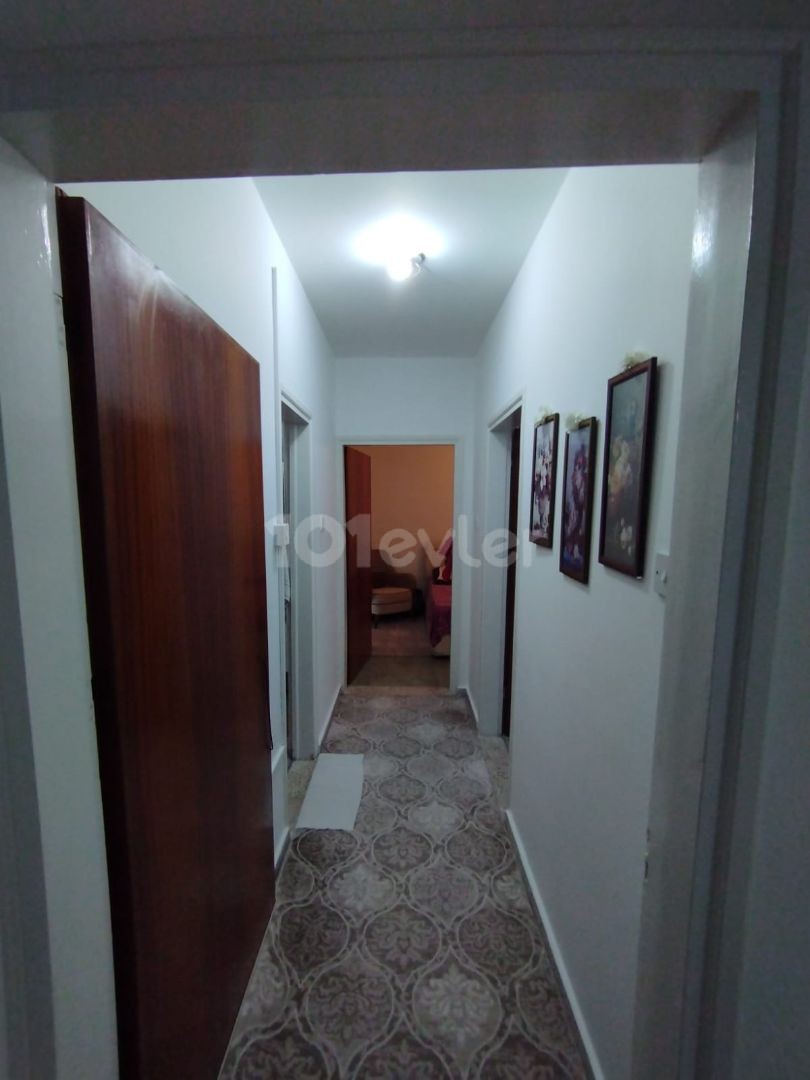 GİRNE/ MERKEZ DE SATILIK 2+1 KELEPİR DAİRE (ACİLL)/ 2+1 BARGAIN FLAT FOR SALE IN KYRENIA/ CENTER (URGENT)