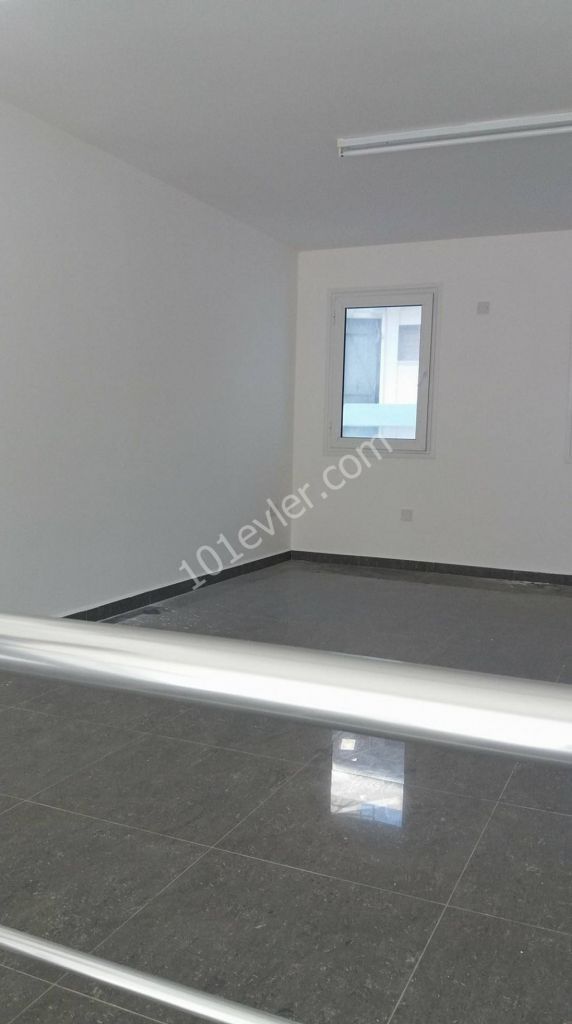 Mağusa kiralık Dukkan,   İTÜ karşısı , Yol üzeri , Mahkemeler Bölgesi  