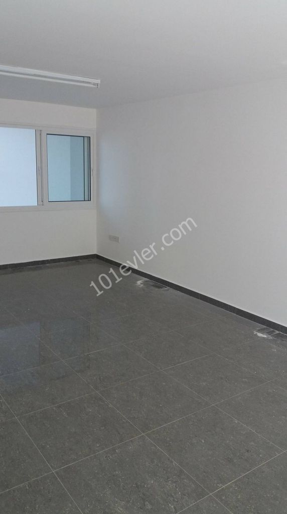 Mağusa kiralık Dukkan,   İTÜ karşısı , Yol üzeri , Mahkemeler Bölgesi  