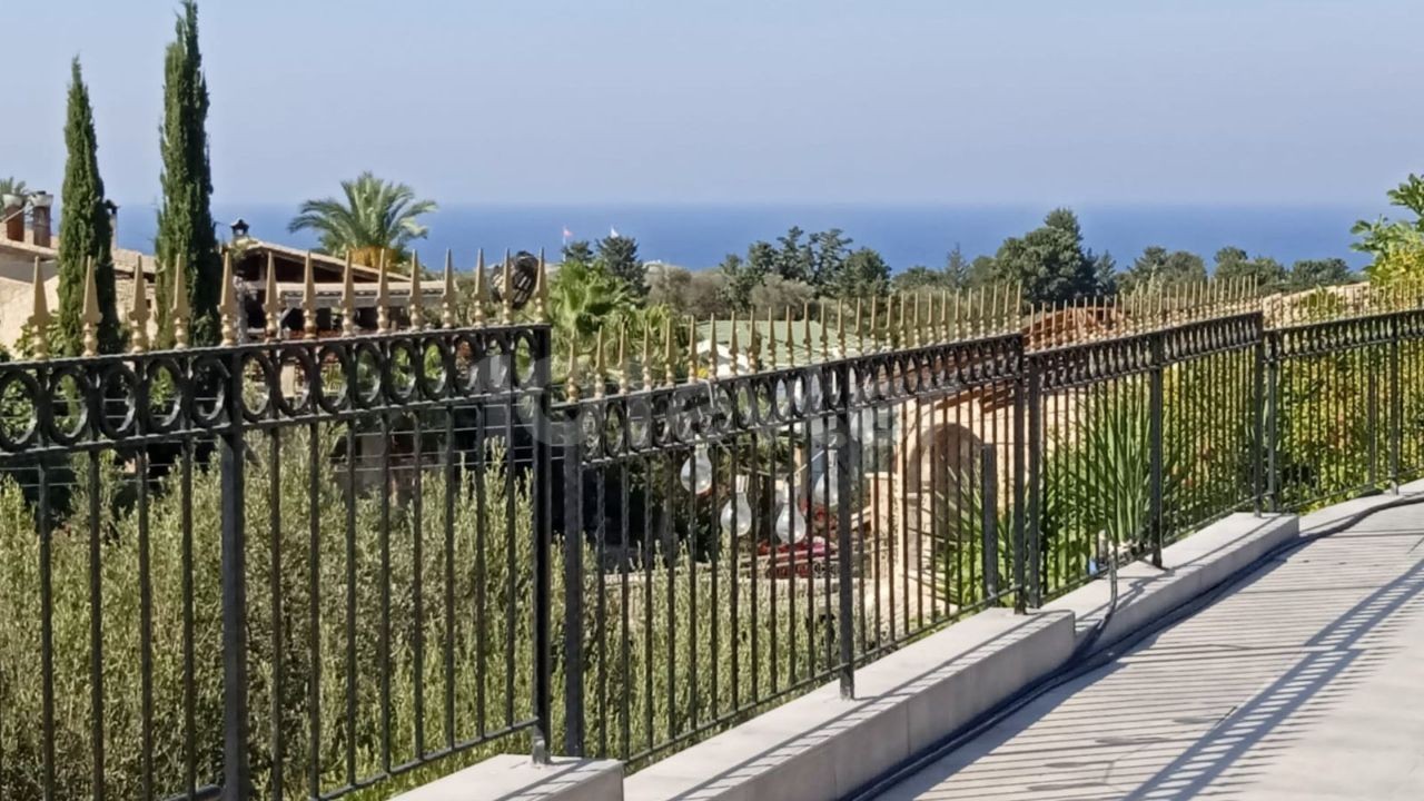 Girne Zeytinlik De Muhteşem Manzaralı Özel Havuzlu Satılık Villa