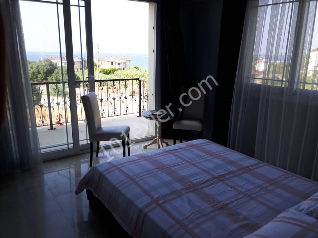 Girne Çatalkoy de denize sıffır 4+2 ultra lux villa.