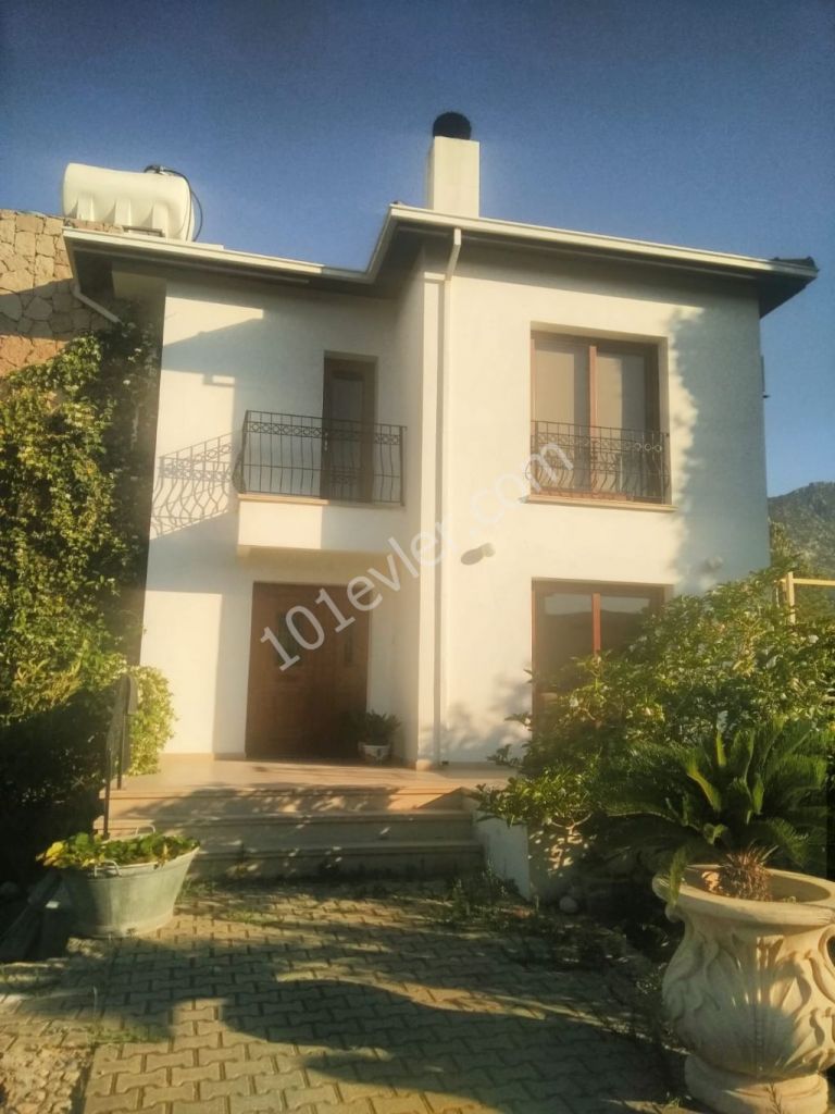 Girne Alsancak'da kiralık 3+1 Çıkartma Plajı'na yakın Güzel Villa!!!!