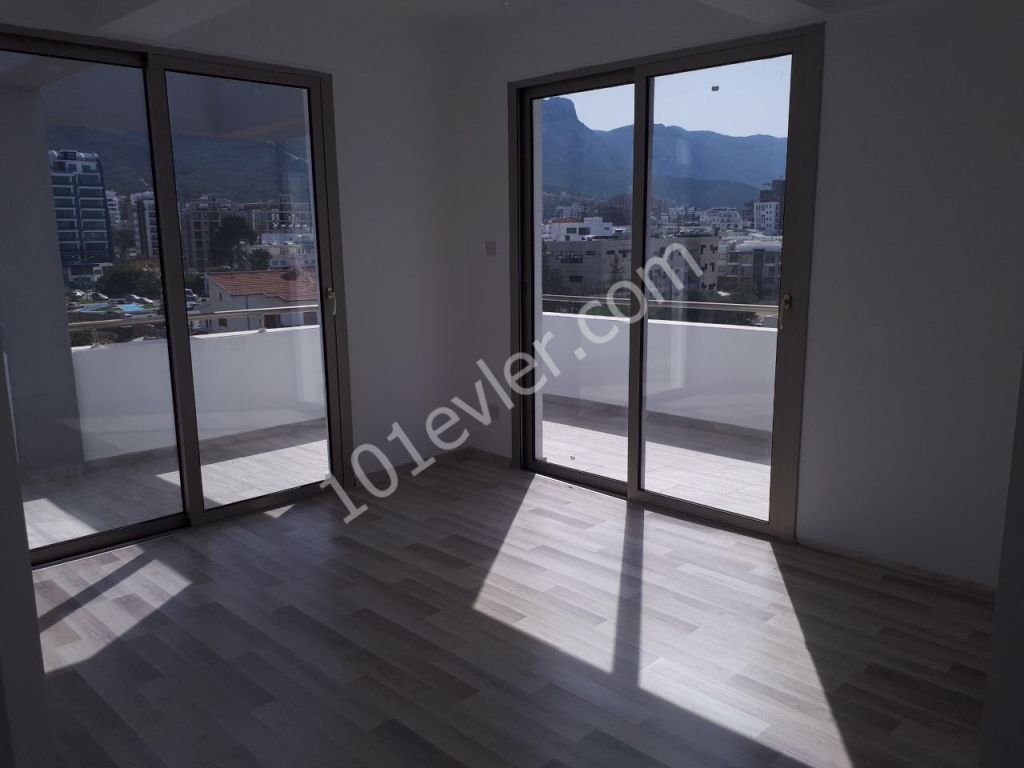 GİRNE MERKEZDE TÜM YAŞAM ALANLARINA YÜRÜME MESAFESİ YENİ 3+1 PENTHOUSE