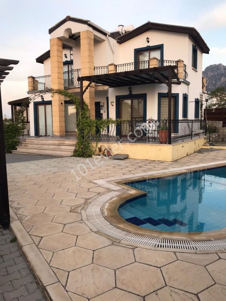 PRIVATE VILLA IN ALSANCAK, KYRENIA ** 