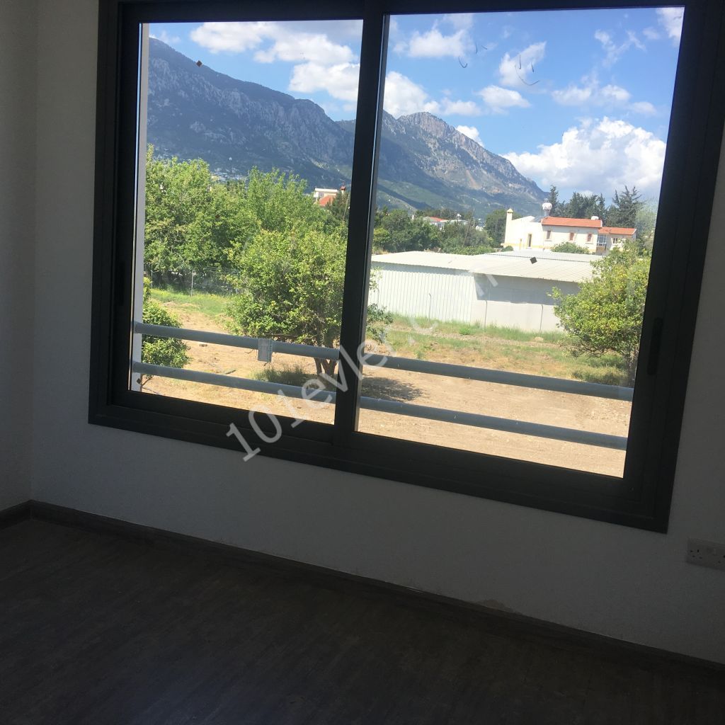 KYRENIA ALSANCAK IS AN APARTMENT IN A PRIVATE PROJECT WITHIN WALKING DISTANCE OF THE SEA, BUT SUITABLE FOR DETACHED LIVING ** 