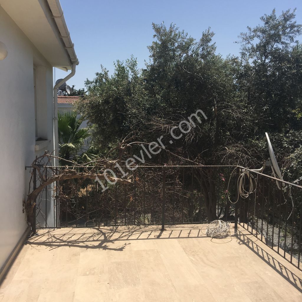 KYRENIA DOGANKOY 550 M2 DETACHED WELL-MAINTAINED VILLA WITH A 3 + 1 POOL THAT IS OPEN FOR CONSTRUCTION OR EXPANSION IN BESKAT ON A PLOT OF LAND ** 