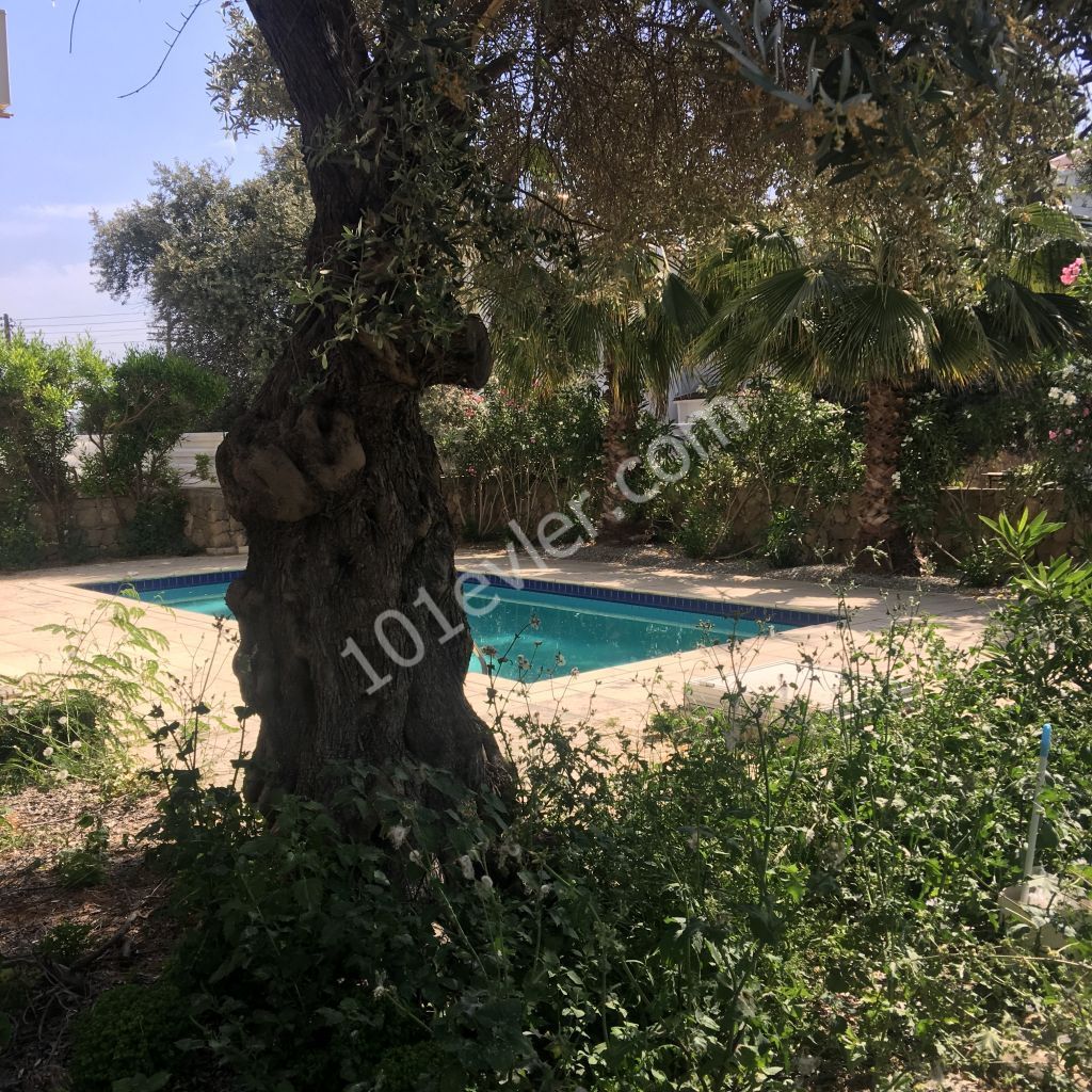 KYRENIA DOGANKOY 550 M2 DETACHED WELL-MAINTAINED VILLA WITH A 3 + 1 POOL THAT IS OPEN FOR CONSTRUCTION OR EXPANSION IN BESKAT ON A PLOT OF LAND ** 