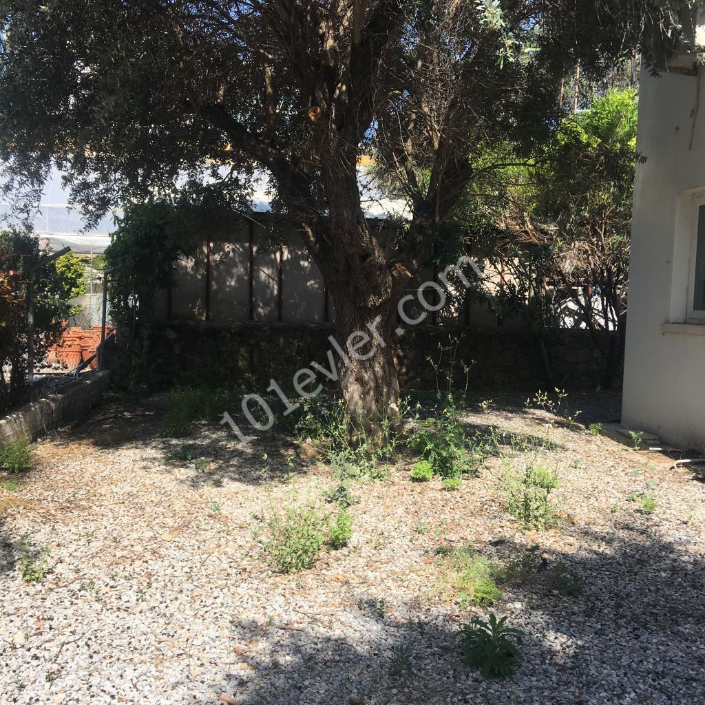 KYRENIA DOGANKOY 550 M2 DETACHED WELL-MAINTAINED VILLA WITH A 3 + 1 POOL THAT IS OPEN FOR CONSTRUCTION OR EXPANSION IN BESKAT ON A PLOT OF LAND ** 