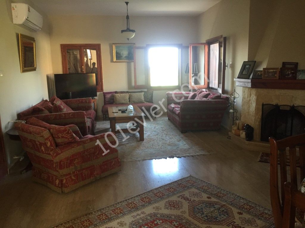 Girne/ Yeşiltepe'de Yüzme Havuzlu Villa 