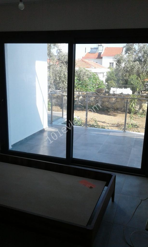 ALSANCAK ATAKARA MARKETE YAKIN ZEMİN KAT ORTAK HAVUZLU  1+1 SIFIR EŞYALI DAİRE . 05338461183 ZEBO TAJİEVA.