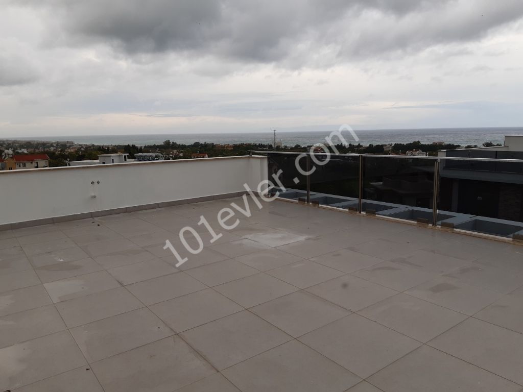 GİRNE , Lapta'da 2 + 1 PENTHOUSE  RESIDANCE BLUE COVE  SİTESİ MUHTEŞEM PANAROMIC DENİZ VE DAĞ MANZARALI