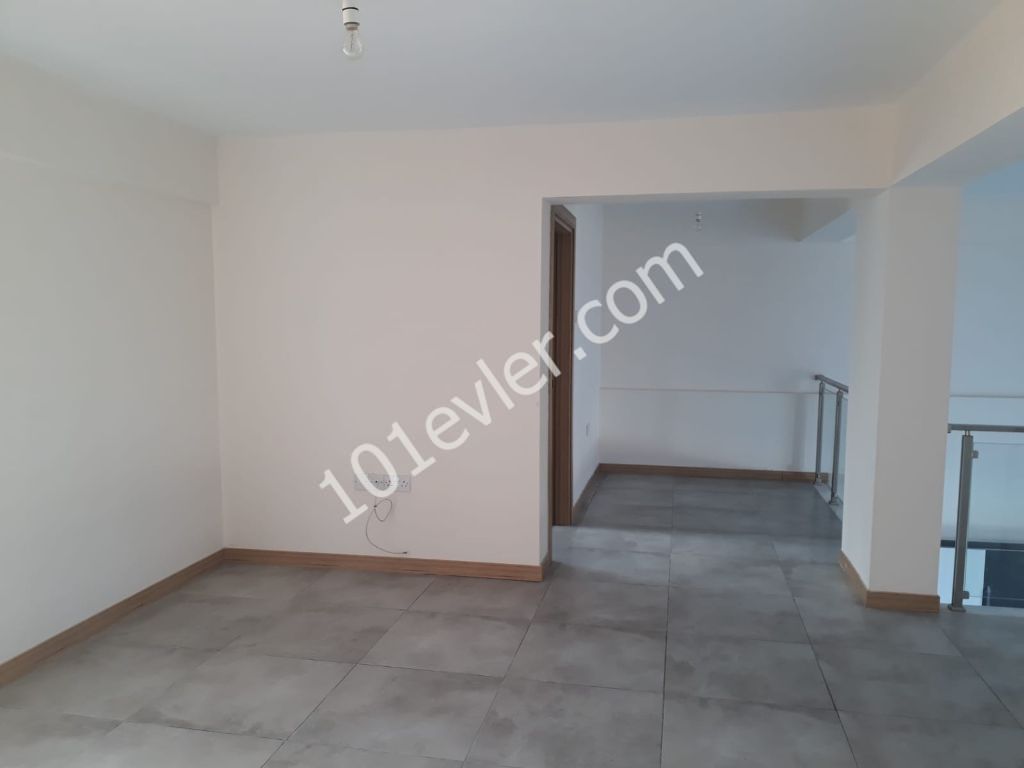 ALSANCAK DA AİLE APARTMANINDA PENTHOUSE YARI EŞYALI.