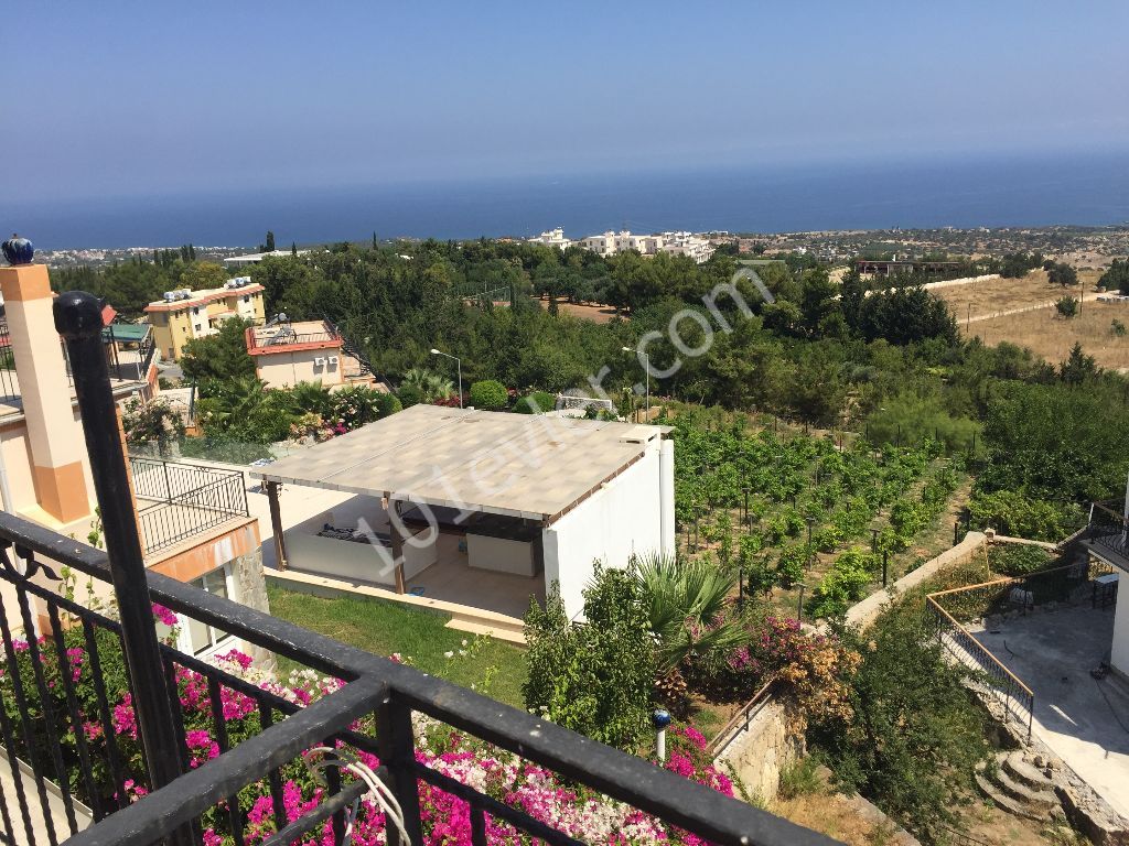 Girne, Arapköy'de muhteşem manzaralı kiralık ikiz villa