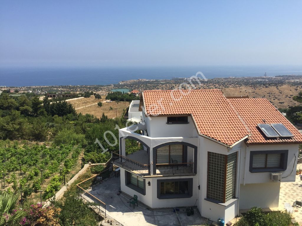 Girne, Arapköy'de muhteşem manzaralı kiralık ikiz villa