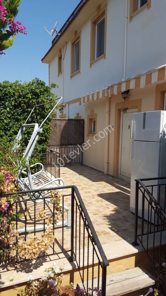 Girne, Arapköy'de muhteşem manzaralı kiralık ikiz villa