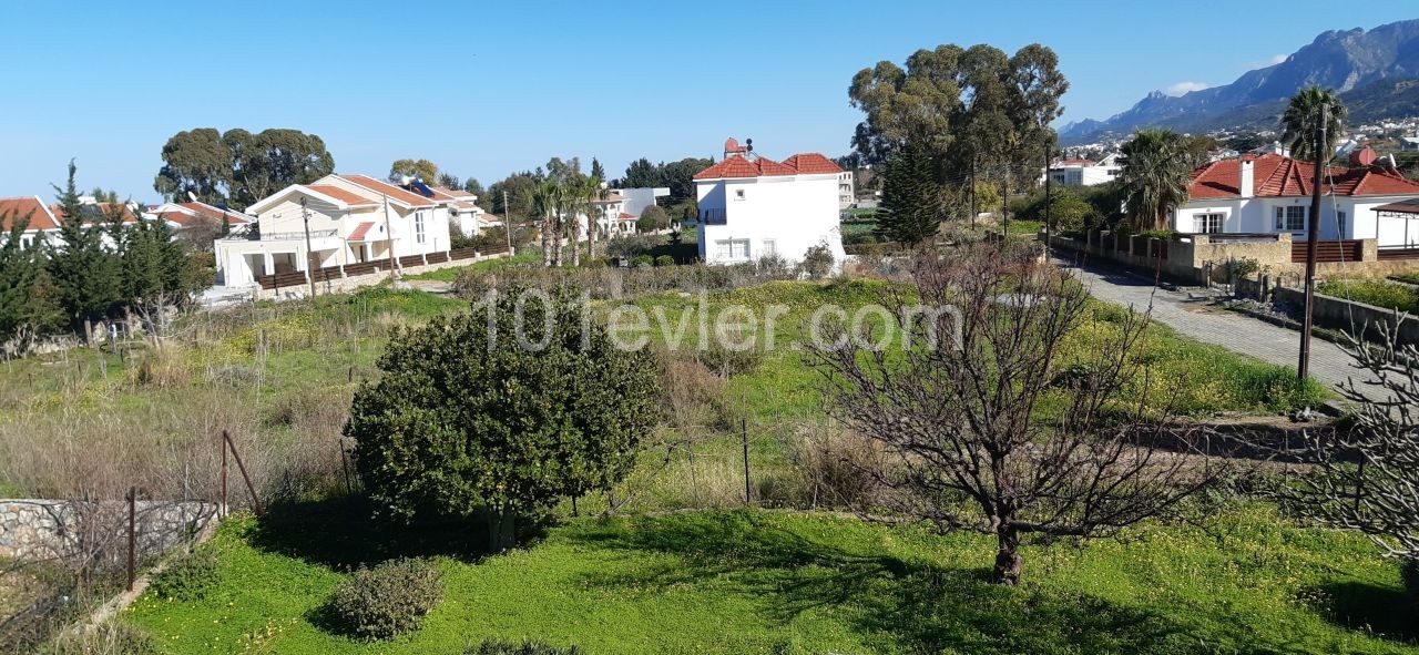 200 m2 3 + 1 Villa with swimming pool and beautiful garden with 1 donum of land  very close to the sea with stunning sea and mountain views 