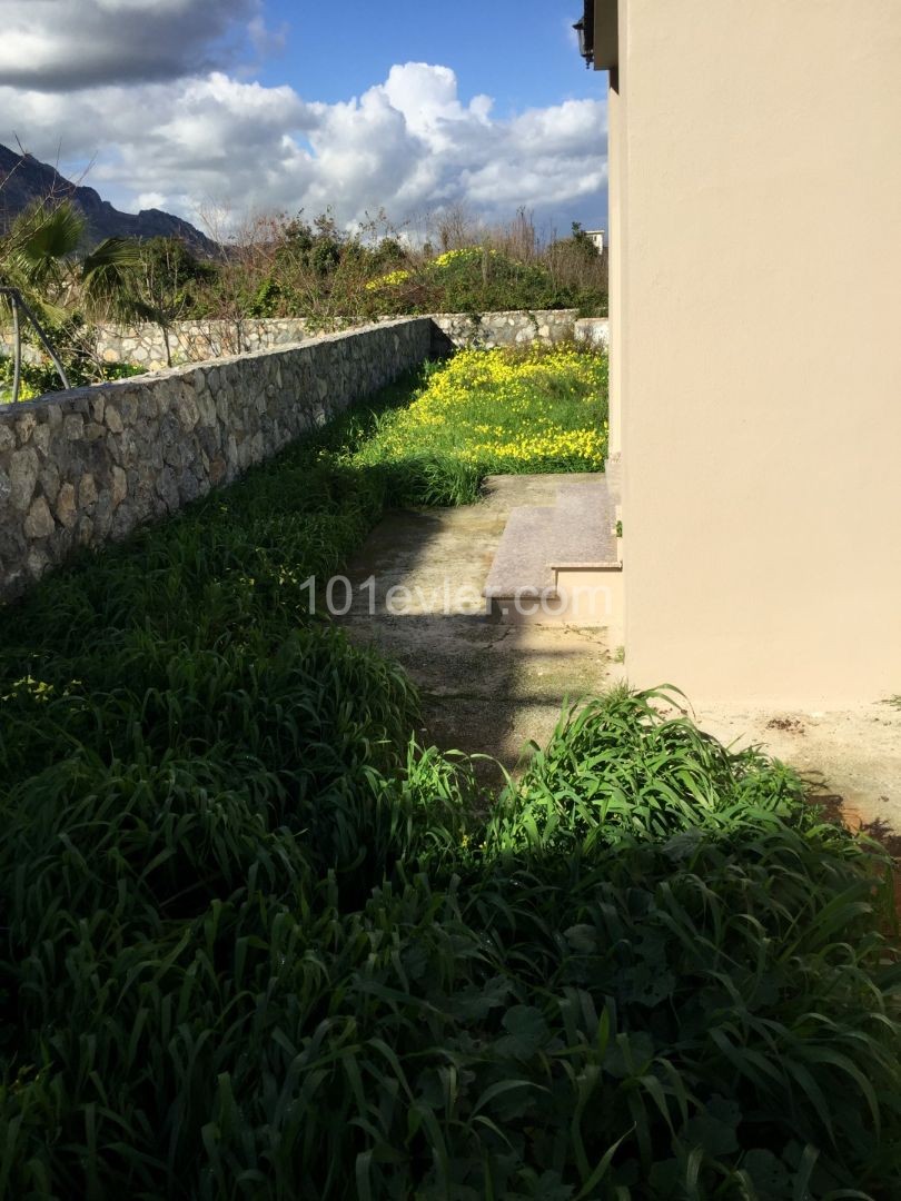 Вилла "ноль" с садом площадью 150 м2 в городе Кирения-Лапта, в нескольких минутах ходьбы от моря ** 