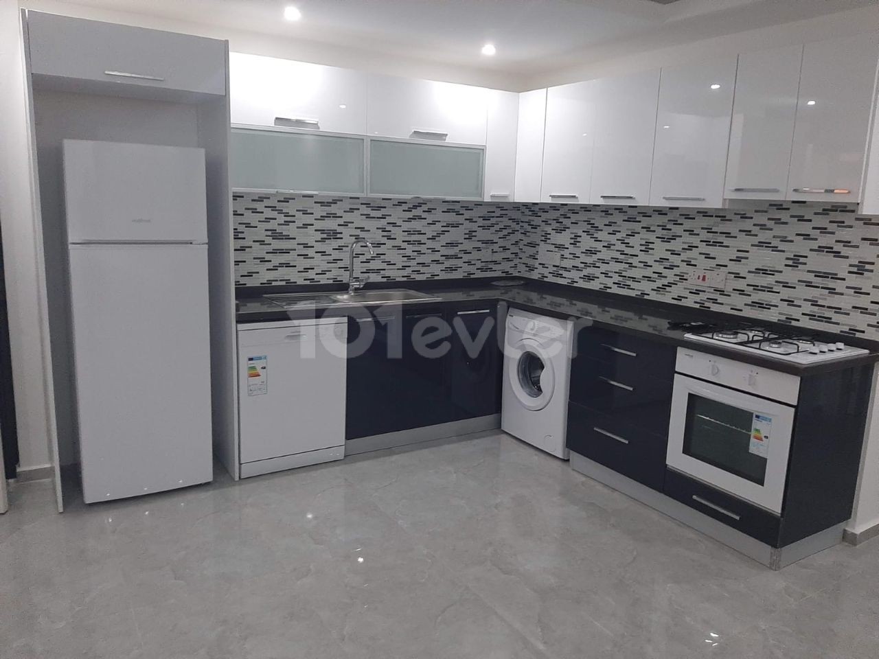 2+1 Residenz Wohnung mit Gemeinschaftspool in Kyrenia Lapta, gemeinsamer Parkplatz, Sicherheit am Eingang, Zentralheizung und Kühlsystem in Gehweite zum Meer ** 