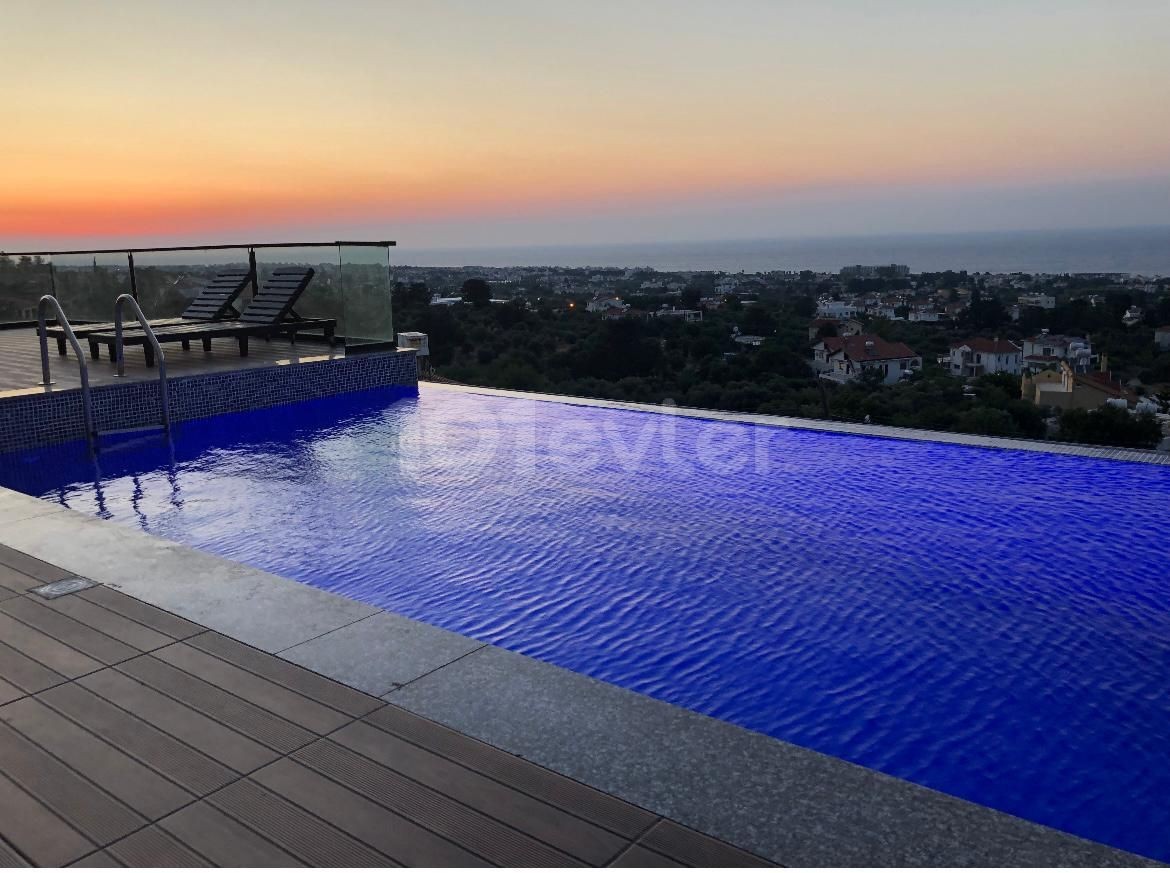 Eine herrliche VILLA mit 3+2 Pools,wo Sie den Sonnenaufgang und Sonnenuntergang in Kyrenia, LAPTA sehen können ** 