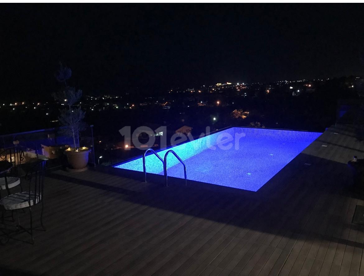 Eine herrliche VILLA mit 3+2 Pools,wo Sie den Sonnenaufgang und Sonnenuntergang in Kyrenia, LAPTA sehen können ** 