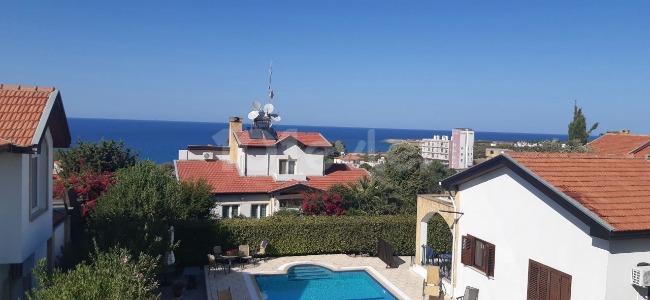 Girne / KARŞIYAKA'da  3+1  Muhteşem Deniz ve Dağ manzaralı Villa