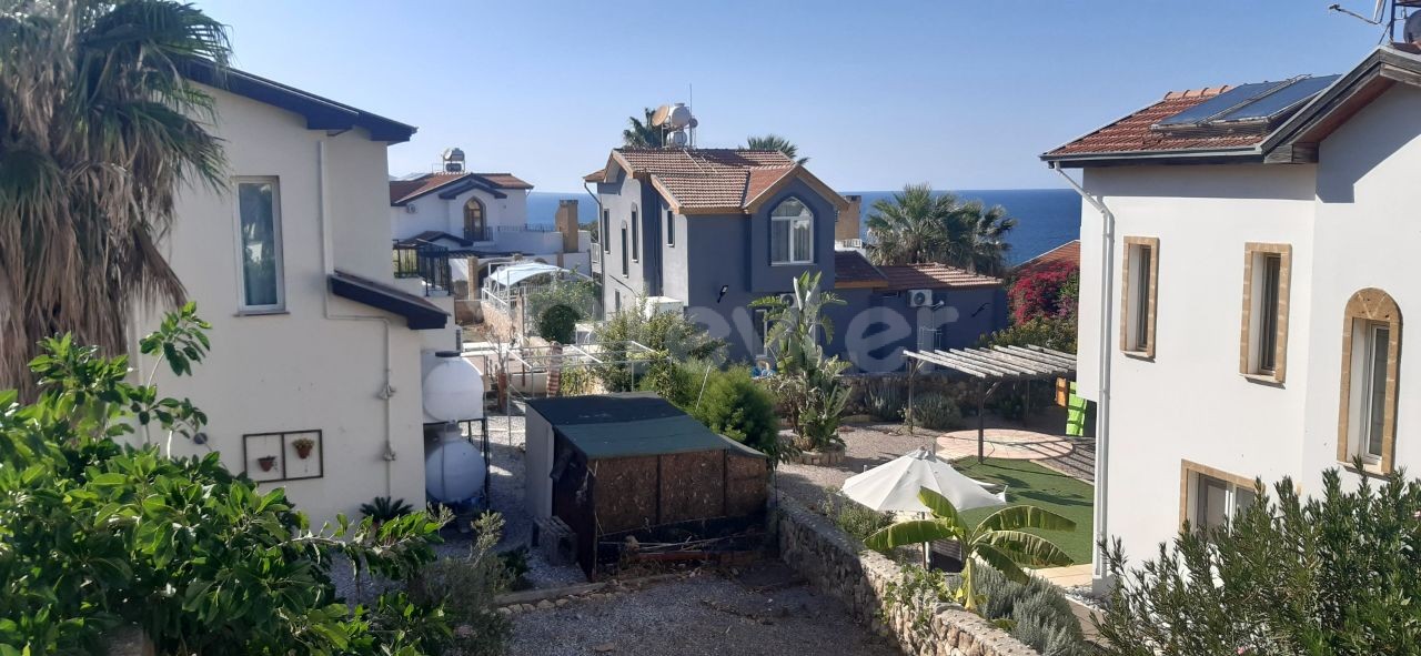 Girne / KARŞIYAKA'da  3+1  Muhteşem Deniz ve Dağ manzaralı Villa