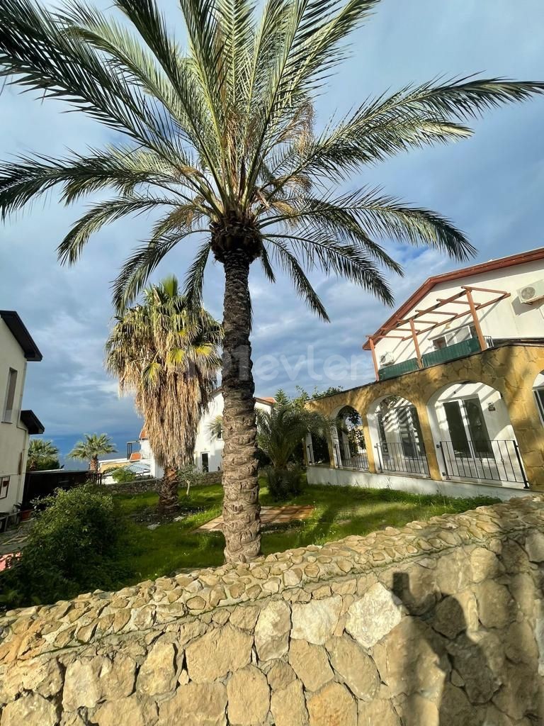 Girne / KARŞIYAKA'da  3+1  Muhteşem Deniz ve Dağ manzaralı Villa