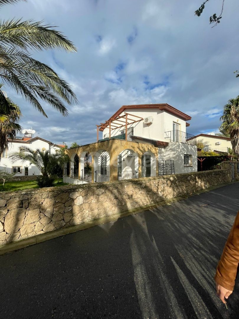 Girne / KARŞIYAKA'da  3+1  Muhteşem Deniz ve Dağ manzaralı Villa