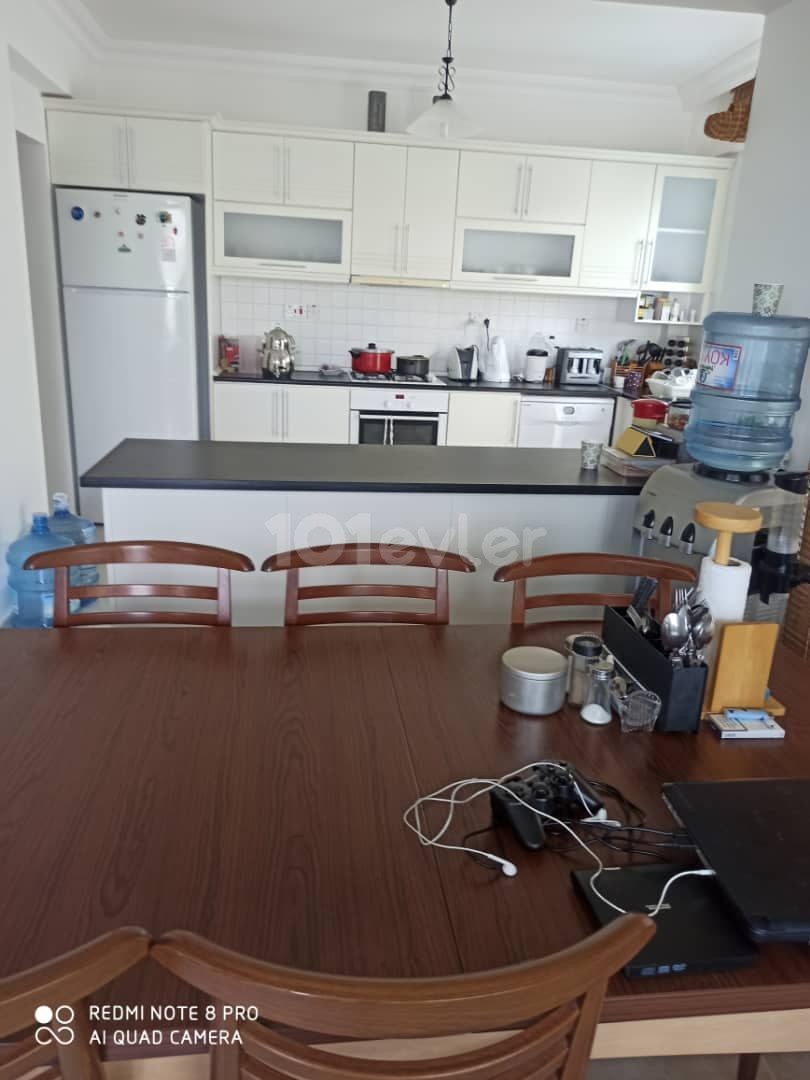 ALSANCAK BÖLGESİNDE NEZİH BİR SİTEDE FULL  EŞYALI 3+1 SATILIK DAİRE