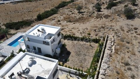 Wunderschöne Villa im Turtle Beach Reservat, ruhigster Ort mit atemberaubendem Blick auf das Meer und die Berge. Null zum Strand, geschlossener Bereich mit privaten Villen. Rufen Sie mich bitte für ein Video an.