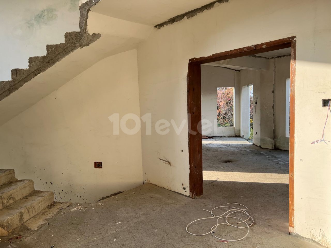 Unfinished villa with  5  bedrooms with excellent sea and mountain views