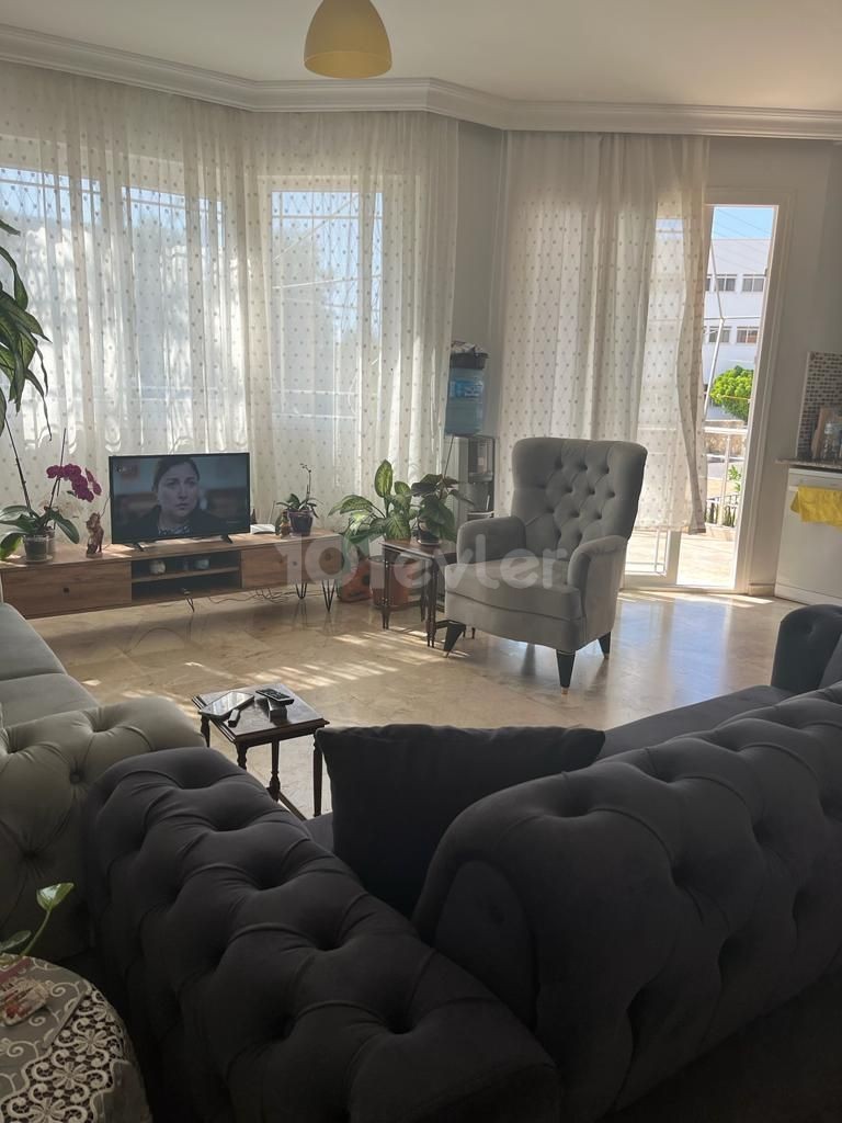 GİRNE MERKEZ DE GENİŞ 3+1 TEMİZ DAİRE OFİS YAPMAYA DA MÜSAİT