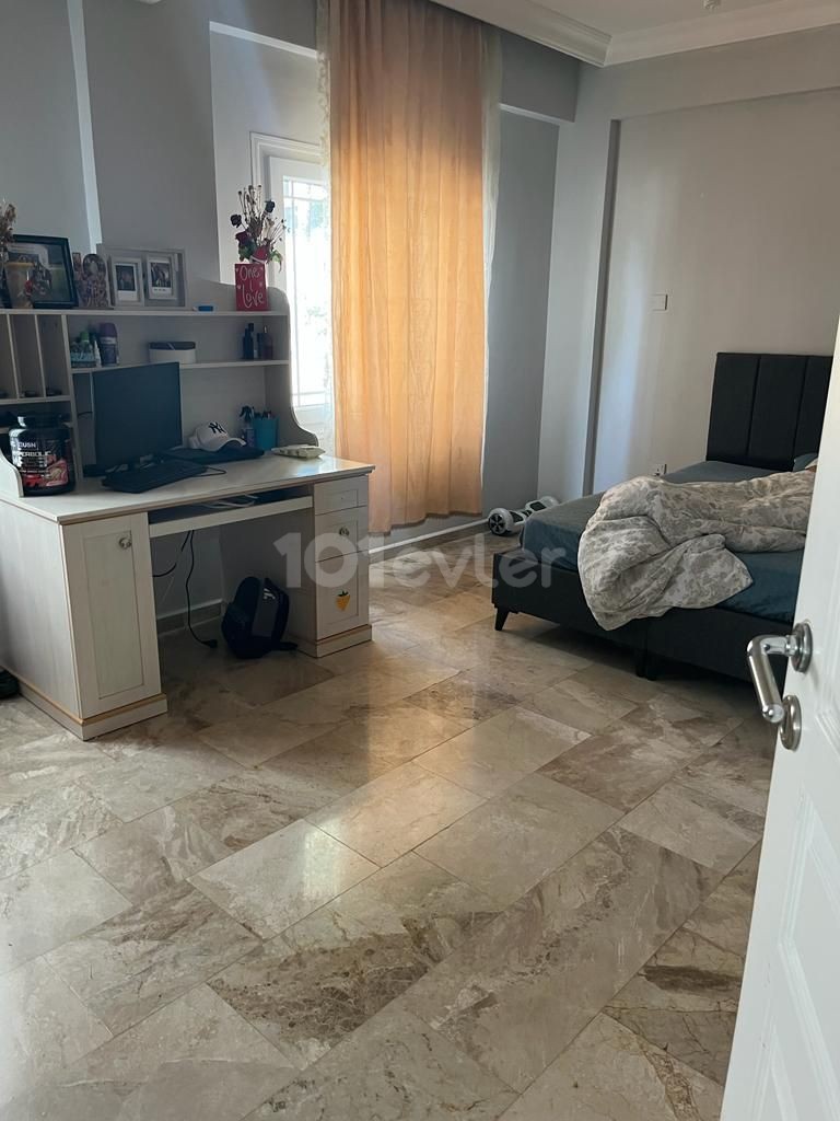 GİRNE MERKEZ DE GENİŞ 3+1 TEMİZ DAİRE OFİS YAPMAYA DA MÜSAİT