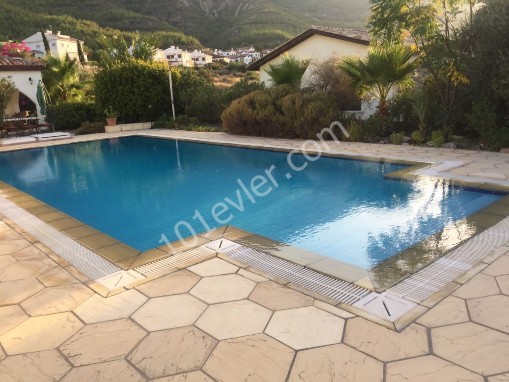 DRINGENDER VERKAUF IN KYRENIA LAPTA REGION 3+1 POOLBUNGALOW MIT SEHR SCHÖNEM MEER- UND BERGBLICK DOĞAN BORANSEL 05338671911