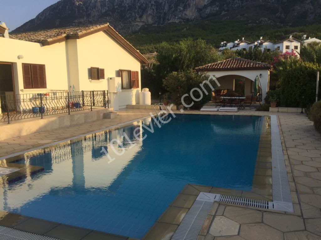 DRINGENDER VERKAUF IN KYRENIA LAPTA REGION 3+1 POOLBUNGALOW MIT SEHR SCHÖNEM MEER- UND BERGBLICK DOĞAN BORANSEL 05338671911