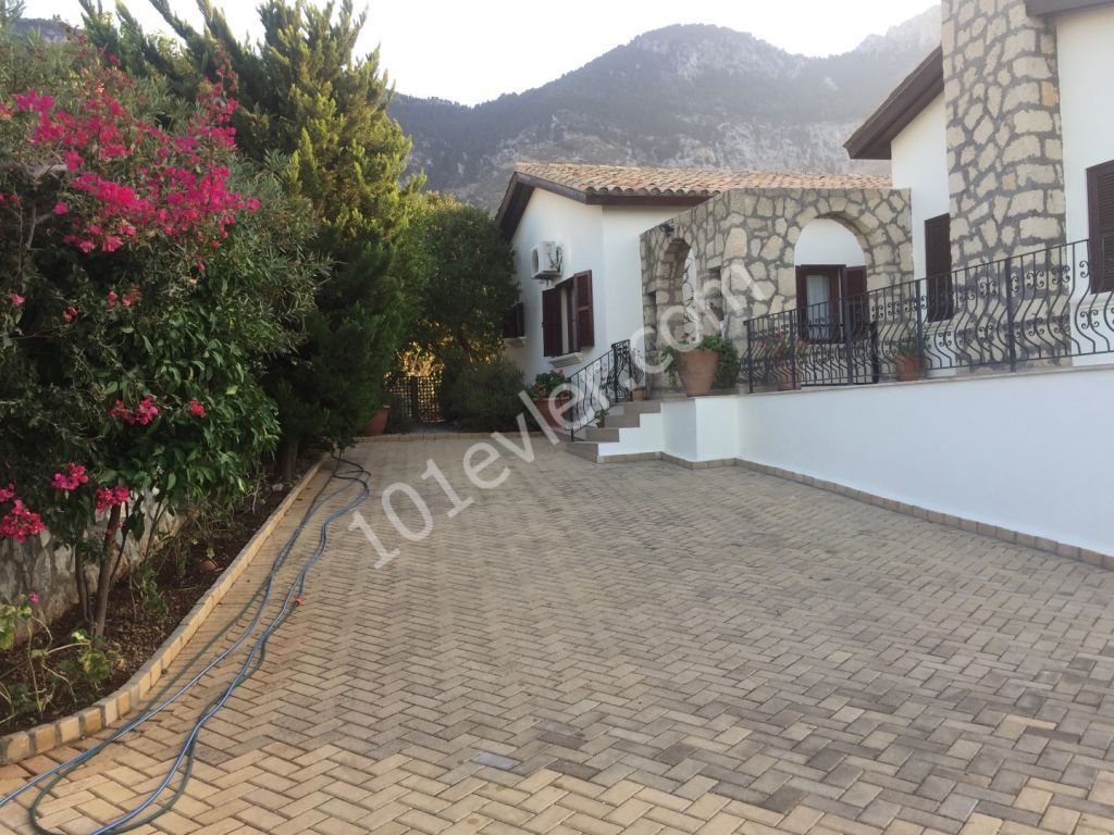 URGENT FOR SALE KYRENIA LAPTA AREA 3+1 BUNGALOW WITH SWIMMING POOL AND BEAUTIFUL SEA AND MOUNTAIN VIEWS: DOĞAN BORANSEL 0533 867 19 11