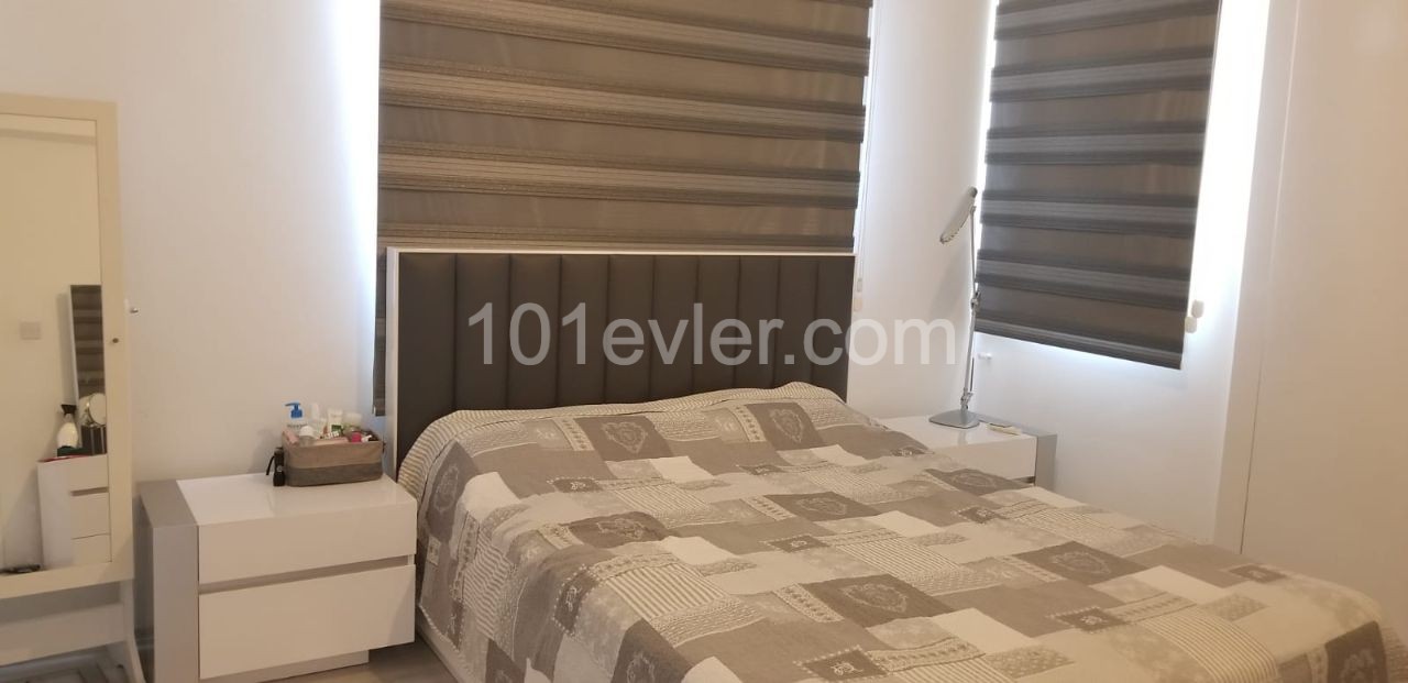 Yenikent'te 2 katlı apartmanın 2. katında geniş teraslı ve balkonlu, şömineli 3+1 daire