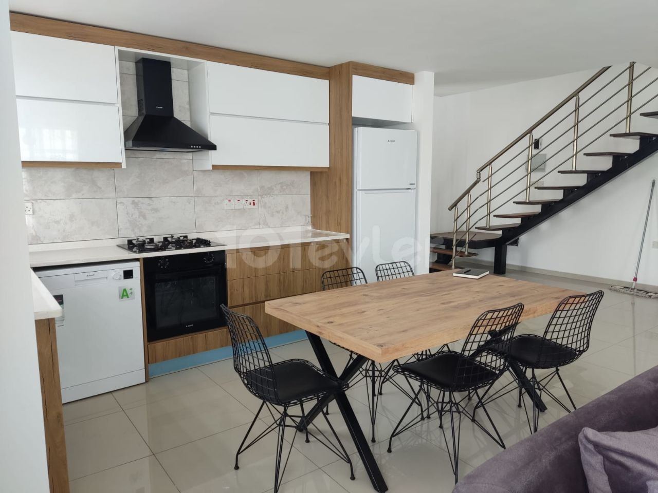 Girne Merkezde  Güzel Konumda Satılık 3+1 Penthouse