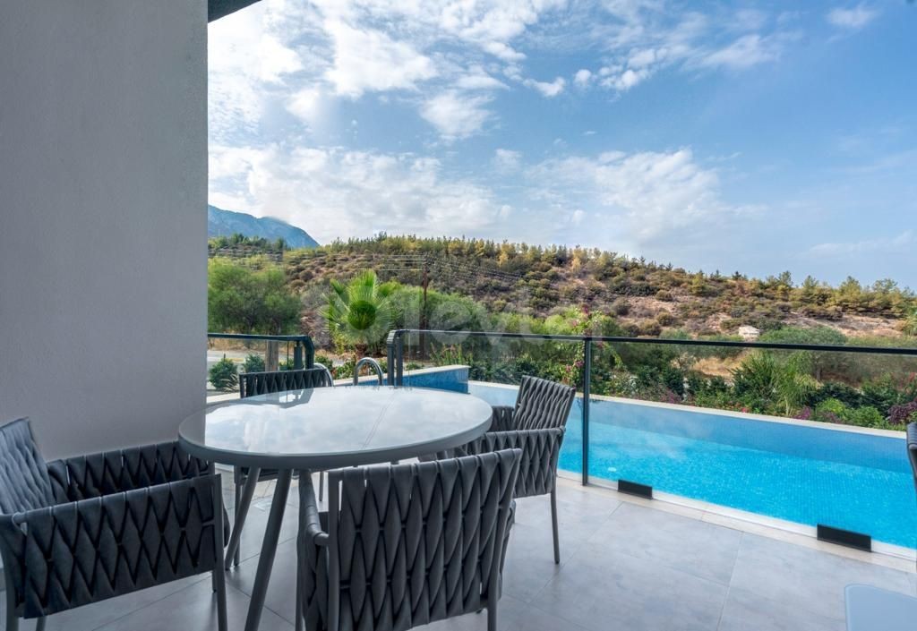 Girne Bellapais de Site İçerisinde Özel Havuzlu 4+1 Satılık İkiz Villa