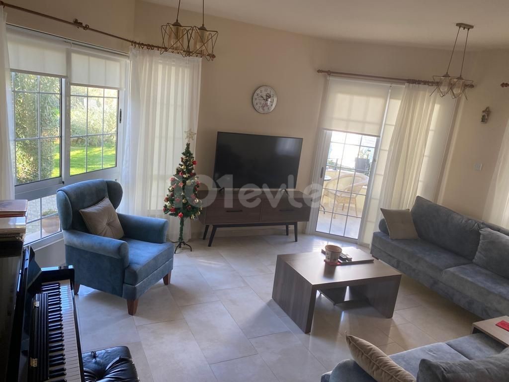 Girne Merkezde Havuzlu Site içerisinde 3+1 Satılık Daire