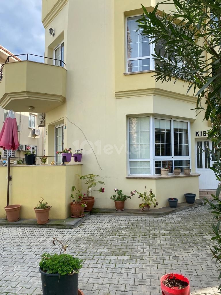 Girne Merkezde Havuzlu Site içerisinde 3+1 Satılık Daire