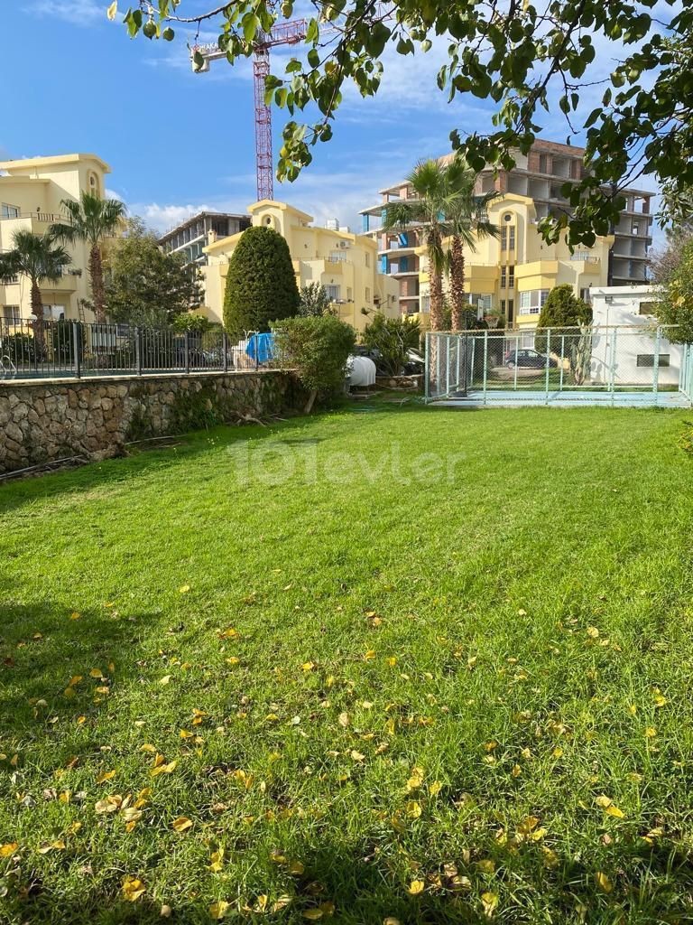 Girne Merkezde Havuzlu Site içerisinde 3+1 Satılık Daire