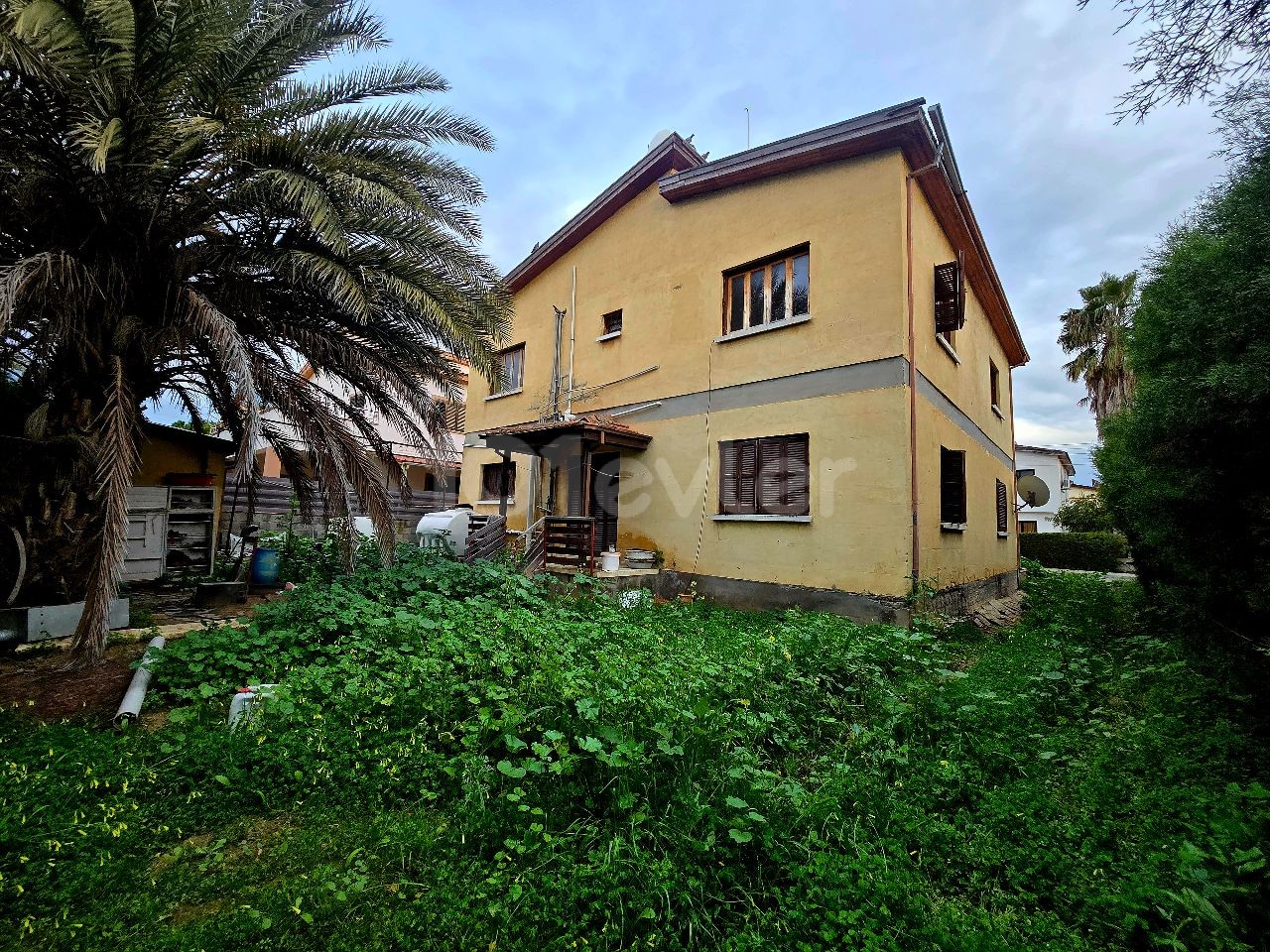 YELLOW STONE 350 M2 DETACHED VILLA WHICH REQUESTS RENOVATION ON A FULL LAND IN NICOSIA-YENIKENT REGION