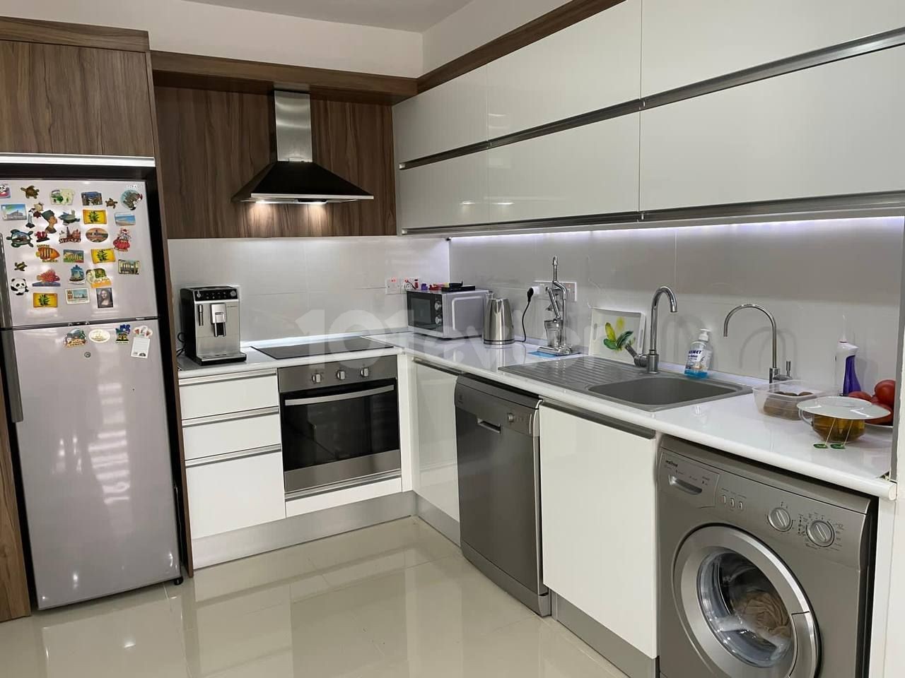 Satılık eşyalı ve eşyalı 2+1 oturmaya hazır daire. Gazimağusa'nın merkezinde, elit kompleks Golden Residence! her şey yürüme mesafesindedir! 9. katta. Sitede neler var: Resepsiyon, Fitness center, SPA salonu, Sauna, Cafe, Çocuk parkı, 2 havuz (açık ve kapalı) F