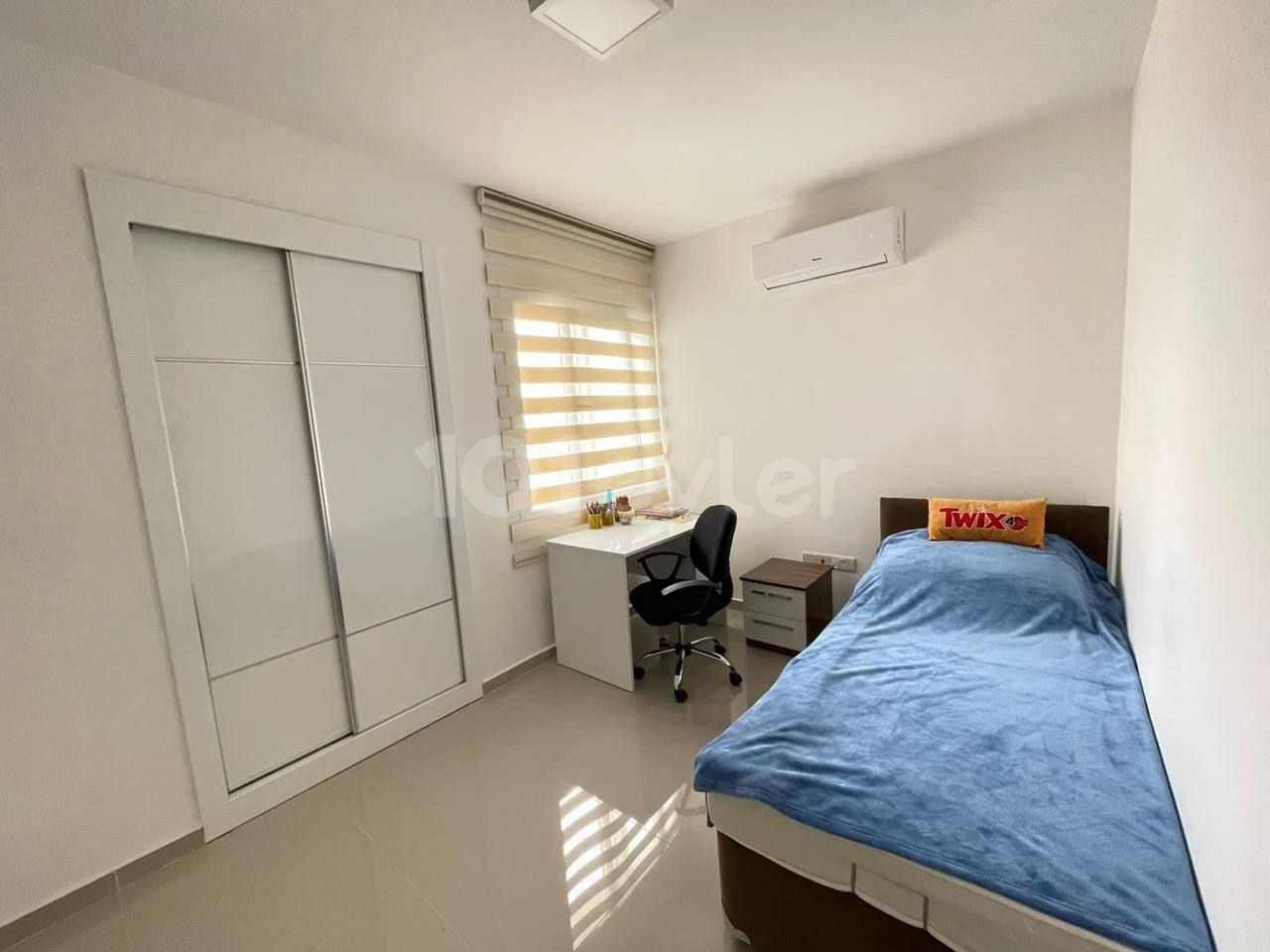 Satılık eşyalı ve eşyalı 2+1 oturmaya hazır daire. Gazimağusa'nın merkezinde, elit kompleks Golden Residence! her şey yürüme mesafesindedir! 9. katta. Sitede neler var: Resepsiyon, Fitness center, SPA salonu, Sauna, Cafe, Çocuk parkı, 2 havuz (açık ve kapalı) F