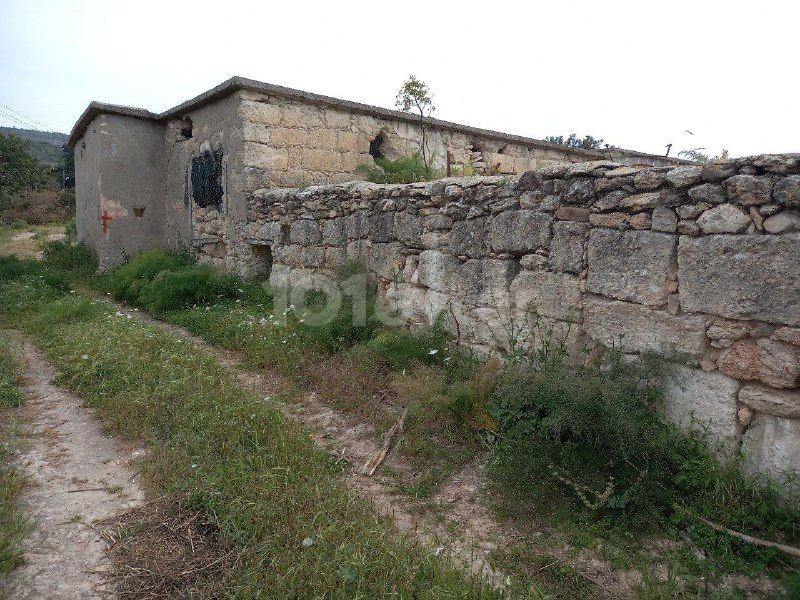 In Sipahi, innerhalb des Dorfes, stehen 5 Hektar zur Bebauung offenes Grundstück mit einem alten Haus, Strom, Straße und Wasser, Oliven- und Mandelbäumen sowie einem Brunnen zum Verkauf, das für alle Arten von Investitionen geeignet ist.