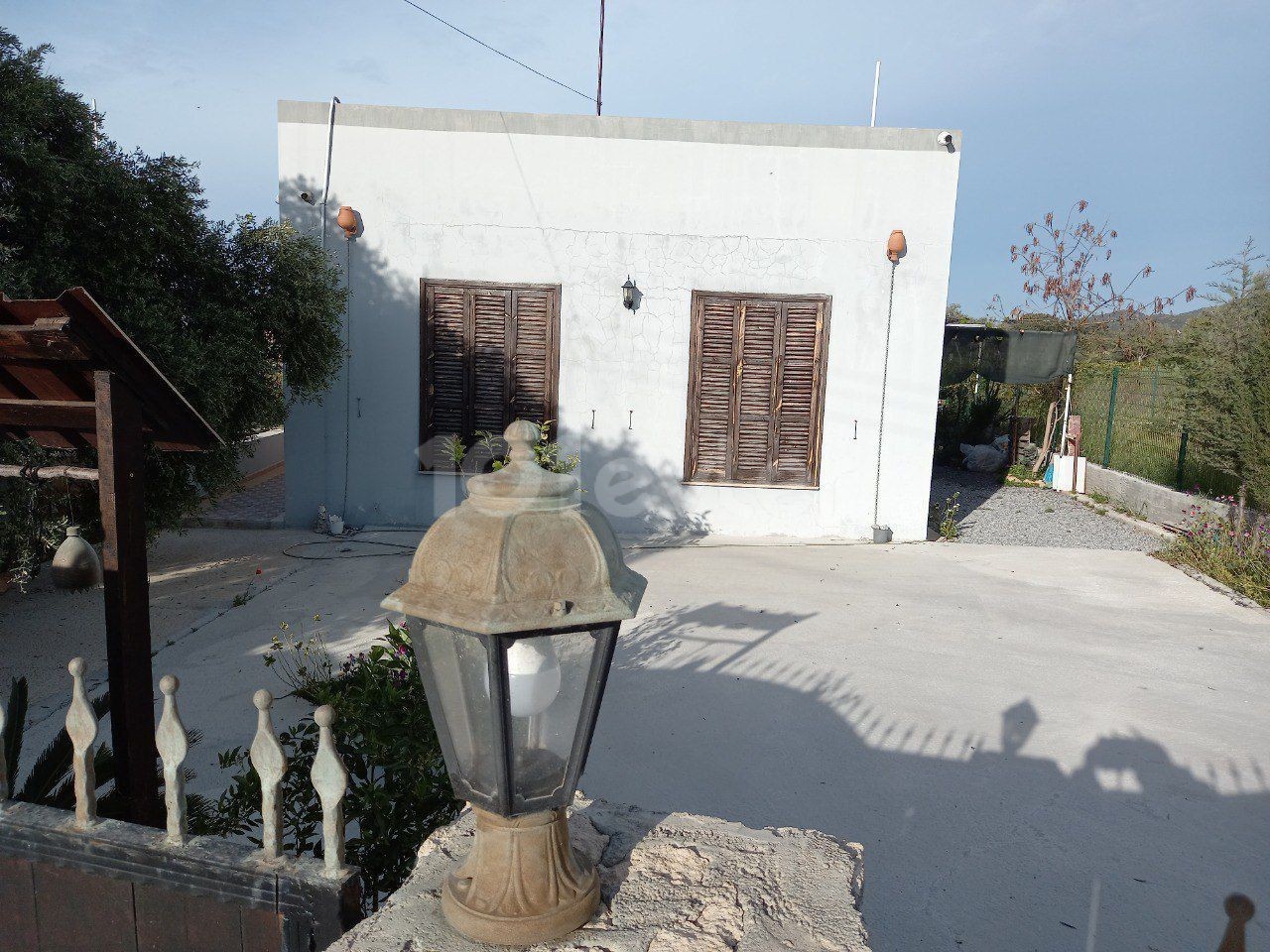 یک خانه 2+1 نوساز در محیطی دنج و آرام در روستای سپاهی به فروش می رسد.
